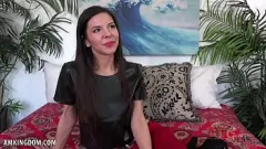 Abspielen Das dünne und unersättliche brünette Babe Milana May und ihre feuchte Muschi