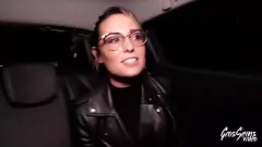 Abspielen Zwei heiße MILFs Pam und Anita teilen sich einen großen Schwanz
