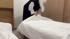 Jouer Une femme de ménage arabe chaude devient coquine : baise sa chatte serrée et son orgasme crémeux