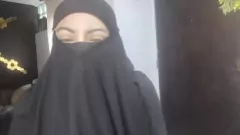 Jouer La vraie femme arabe éjacule dans le niqab: masturbation intense tandis que le mari prie