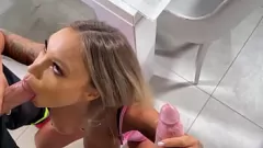 Riproduci Grateful Housewife Monika Fox soddisfa due vigili del fuoco con abilità orali