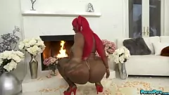 Abspielen Kurvy Milf Victoria Cakes in Strümpfen saugt mehrere große weiße Schwänze