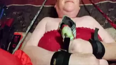 播放 红色服装的丰满妻子获得激烈的冲击游戏和硬爆炸