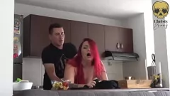 Riproduci Curvy MILF scende e si sporca con la sua data di Tinder: Deep-Throat, Handjob e Pussy Fucking