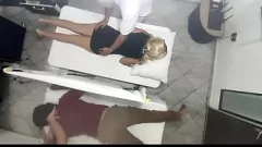 播放 夫妇的按摩变成作弊的妻子的大屁股他妈的会话