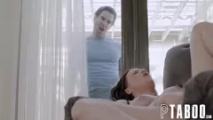चलाएँ POV में खूबसूरत किशोर एलिसन रे कट्टर हो जाते हैं