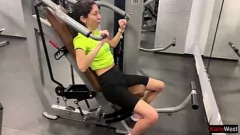 Redare Prima întâlnire a gimnastrei babei de gimnastică: ridicat, futut și cum pe pizdă