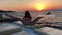 Redare Gagica blondă obraznică se udă și sălbatică la o petrecere a bărcii