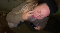 再生 イギリスの熟女は路上で蒸し暑いザーメンを取ります
