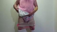 تشغيل لطيف crossdresser sissy pinky ينقع حفاضات في السراويل البلاستيكية