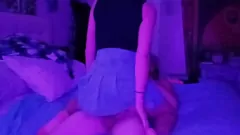 Jouer Busty Slut devient rude en position de cow-girl et obtient un creampie