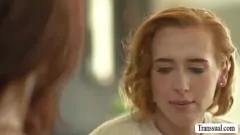 Jouer Les voisins de la T-Girl en lingerie s'engagent dans le sexe de la Shemale Hardcore