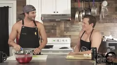 Reproduzir Tarros musculares ficam molhados e selvagens na cozinha - porno de cozinha explícito