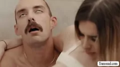 Riproduci T-Girl Maid viene analizzata da Boss in Dirty Laundry Room
