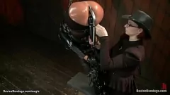 Redare Claire Adams și Cassandra Nix într-o temniță bizare BDSM lesbiană din latex cu sclavie anală aspră, călugări și biciuire