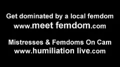 再生 この女王様がハメ撮り支配シーンで小さなチンポで男を辱める様子をご覧ください