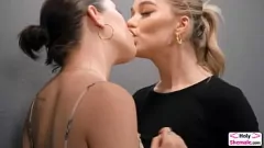 চালান শেমেল এমা রোজ এবং ডেইজি টেলর গভীর গলা এবং হার্ডকোর অ্যাকশন সহ একটি আবেগপূর্ণ হিজড়া-অন-শেমেল পায়ুপথের দুঃসাহসিক কাজে জড়িত