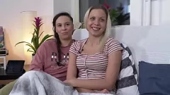Redare Două fete fierbinți de Ersties devin sălbatice într-un festival de dragoste lesbiană cu joc cu degetele, lovitură și chiloți