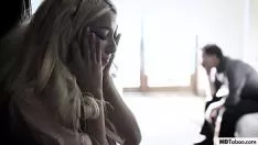 تشغيل حذرت الفتاة الضئيلة ، كنزي ريفز ، من إقامة حفلات سياسية من قبل والدها