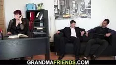 تشغيل الأنوثة عن طريق اللعب تنتشر الساقين لرجلين