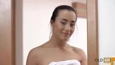 Odtwórz Stary4k. anna rosiness zostaje napalona pod prysznicem, więc zabawki ze starym sashayem
