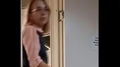 Oynat tuvalette işemek missys üzerinde gizli çalışma