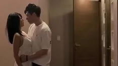 播放 破裂的叔叔选择了他儿子的冠军妈妈拼写的有利位置，她在原地独处