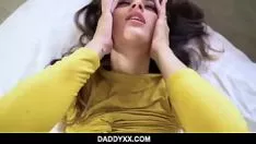 Reproduzir Morena latina cristã lugar sagrado garota de andar virgem consegue laids o sashay do pappa e fode com ele na cama - sofie reyez