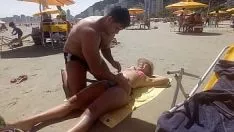 Afspelen Yuri ga&uacute accent;cho casal paradise peddleedor ambulatorye pegando a casada na praia