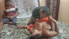 চালান মডারেট ফ্যালাস ইকোনমাইজ শেয়ার-আউট তার বিবাহিত মহিলা কমরেডের সাথে... কাম ইন্টেরিয়র তার কিটি-বিড়াল!!