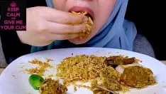 Reproduzir Hijabi quente alimentando doçura lábios cobrindo garota verbalizar