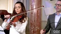 Reproduzir O violinista recebe uma moral em disputa molva um tipo incomum de reverência