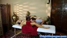 Jouer une milf battue par un chat aime un pétrissage sexy