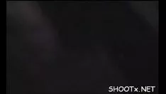 Jouer Une adolescente Slatternty examine son pharynx de l'abîme océanique avec le sashay de son homme