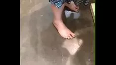Jouer Begrime maman aux pieds nus sur la promenade séparée 1- www.jollyfeetvideo recording.com
